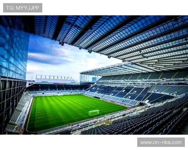 特写：巴恩斯进球后滑跪庆祝，圣詹姆斯公园球场沸腾