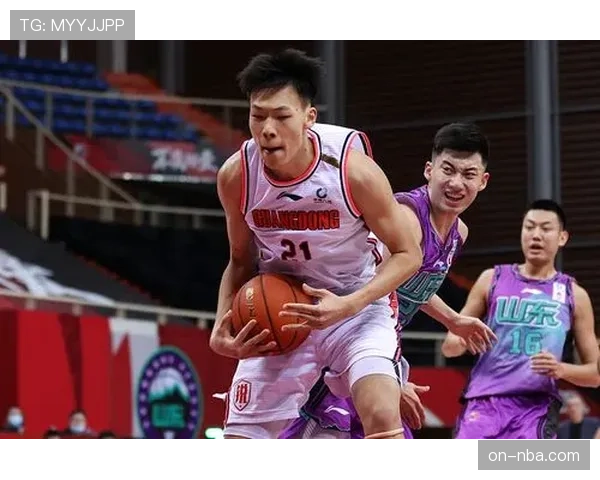 现场观察:广东队替补席频繁使用平板电脑回看上一回合的进攻跑位路线 现场观察:广东队替补席频繁使用平板电脑回看上一回合的进攻跑位路线